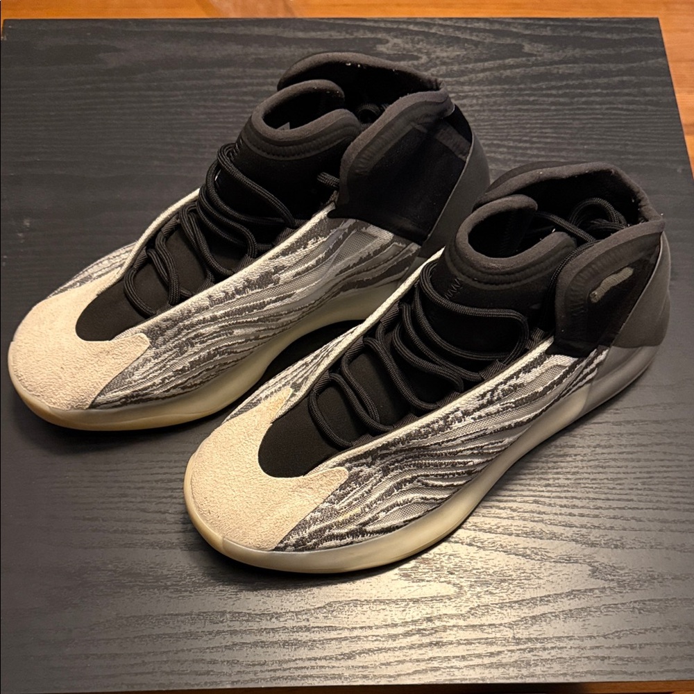 Yeezy Boots, Adidas Men's Black and White High-Top, 1 Missing Insole
